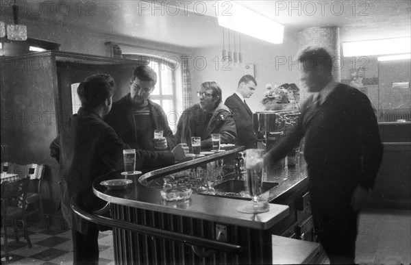 DEU, Germany, Dortmund: Personalities from politics, business and culture from the years 1965-71. Dortmund. Pub scene drinking beer ca. 1965, Europe