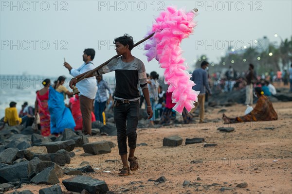 Candyfloss shopping, promenade, former French colony of Pondicherry or Puducherry, Tamil Nadu, India, Asia