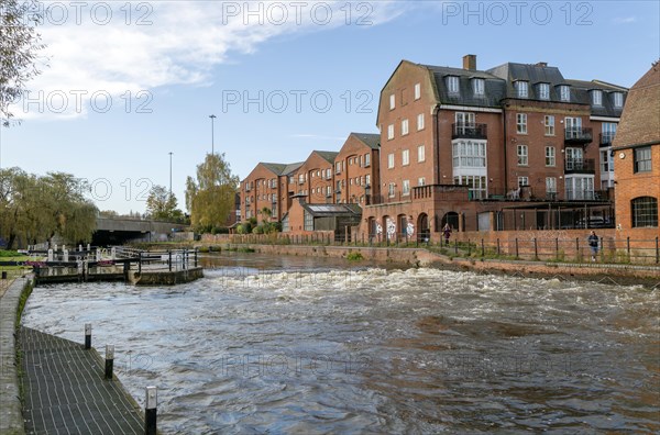 River Kennet and County Lock start of Kennet and Avon canal, Reading, Berkshire, England, UK, high water level