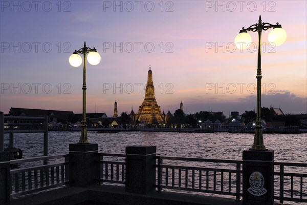 Wat Arun, Temple of Dawn, illuminated in the evening, Bangkok, Thailand, Asia