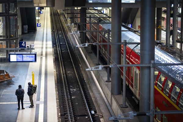 Two people stand on the platform at Berlin Central Station. Today is the second day of the strike by the train drivers' union GDL, on which train cancellations are to be expected. Berlin, 11.01.2024