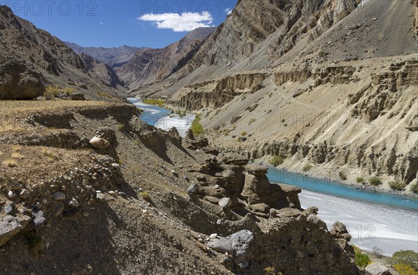 Tsarab River, cutting across the Zanskar Range of the Himalayas in Ladakh, seen on a clear, blue-sky day, late in the summer, when glacier rivers like this one slow down, carry less sediment and become turquoise blue. Kargil District, Union Territory of Ladakh, India, Asia