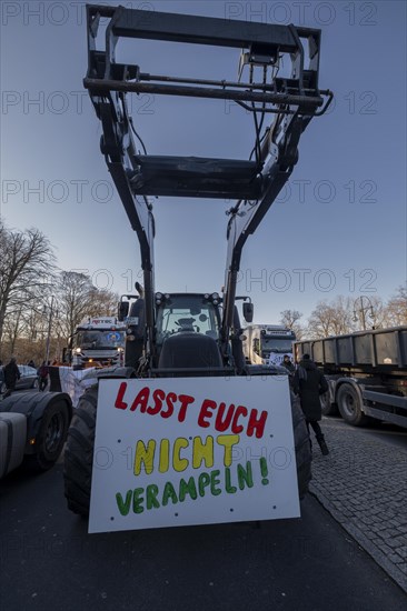 Germany, Berlin, 08.01.2024, Protest by farmers in front of the Brandenburg Gate, nationwide protest week against the policies of the traffic light government and cuts for farms, Europe