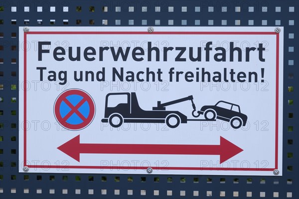 Fire brigade access road kept clear day and night, sign on a fence, Ruhr area, Westphalia, North Rhine-Westphalia, Germany, Europe
