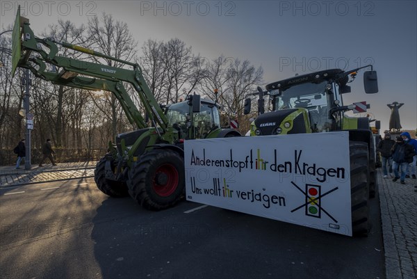 Germany, Berlin, 08.01.2024, Protest by farmers in front of the Brandenburg Gate, nationwide protest week against the policies of the traffic light government and cuts for farms, Europe