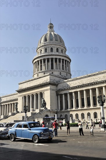 Vintage car from the 1950s in front of the Capitolio Nacional, a building in the neoclassical style, Prado, Paseo de Marti, boulevard in the centre of Havana, Centro Habana, Cuba, Greater Antilles, Caribbean, Central America