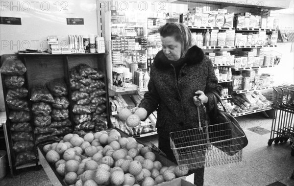 DEU, Germany, Dortmund: Personalities from politics, business and culture from the years 1965-71. Dortmund supermarket ca. 1965, shopping. MR yes!, Europe