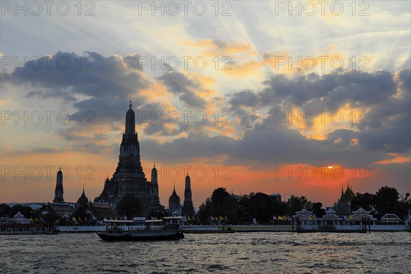 Wat Arun, Temple of Dawn, at sunset, Bangkok, Thailand, Asia