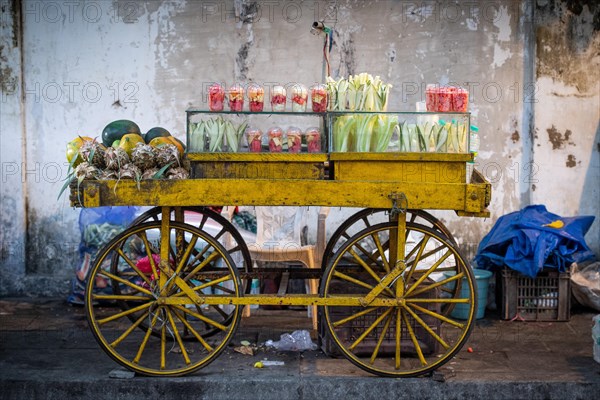 Yellow cart, stall of a fruit vendor, Pondicherry or Puducherry, Tamil Nadu, India, Asia