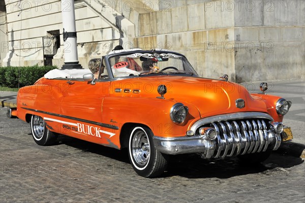 Open-top vintage car from the 1950s in the centre of Havana, Centro Habana, Cuba, Greater Antilles, Caribbean, Central America