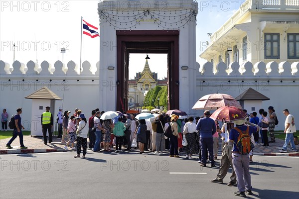 Crowds of tourists push through the entrance gate, Mani Nopparat Gate into the Grand Palace, Bangkok, Thailand, Asia