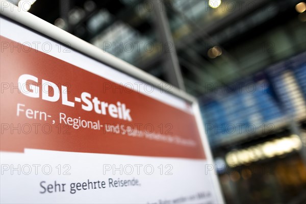 A sign at Berlin Central Station refers to the GDL railway strike. Today is the second day of the strike by the train drivers' union GDL, on which train cancellations are to be expected. Berlin, 11.01.2024