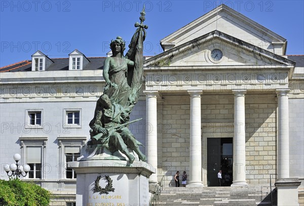 The courthouse, Palais de justice and the place de la Liberation at Pau, Pyrenees, France, Europe