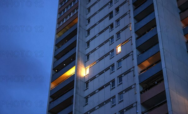 Illuminated flat in a tower block in Gropiusstadt. The rise in rents in German cities has increased again in the past year, Berlin, 16.01.2023