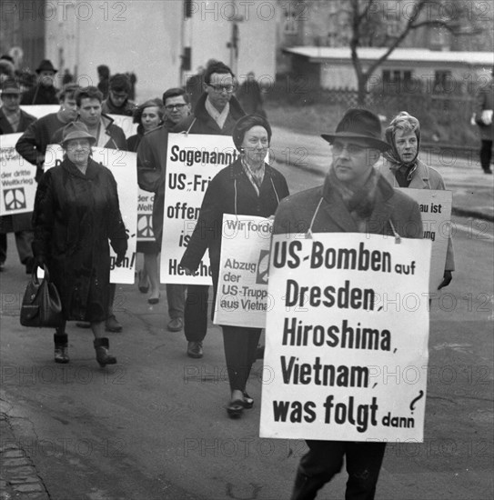 DEU, Germany, Dortmund: Personalities from politics, business and culture from the years 1965-71. Peace movement. Easter March 1968, Europe