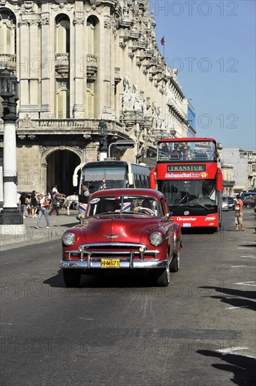 Vintage car from the 50s in the centre of Havana, open tourist bus in the back, Centro Habana, Cuba, Greater Antilles, Caribbean, Central America