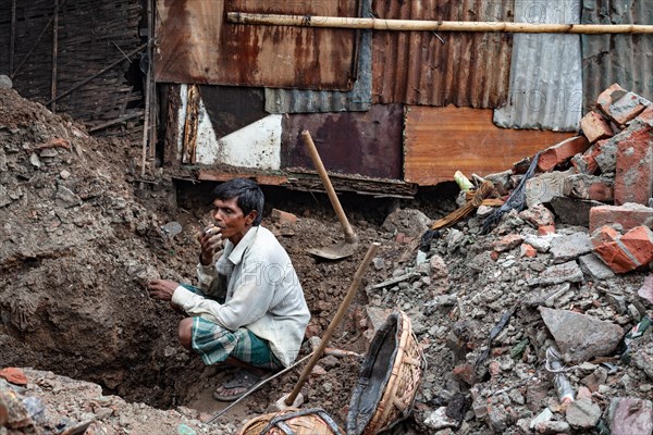 Construction workers resting on a building site, Tejgaon Slum Area, Dhaka, Bangladesh, Asia