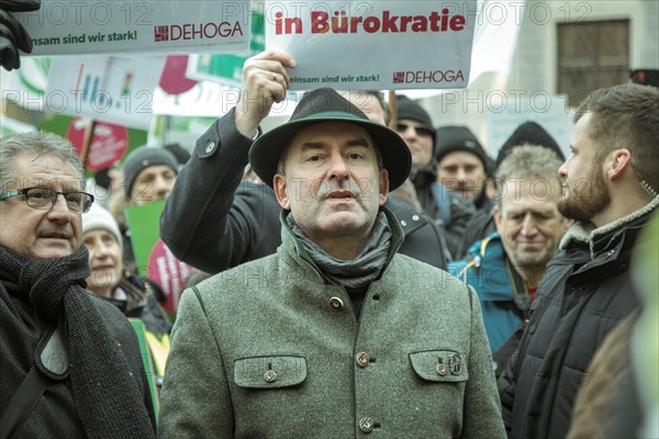 Vice President and Minister of Economic Affairs Hubert Aiwanger at the rally, farmers' protest, Odeonsplatz, Munich, Upper Bavaria, Bavaria, Germany, Europe
