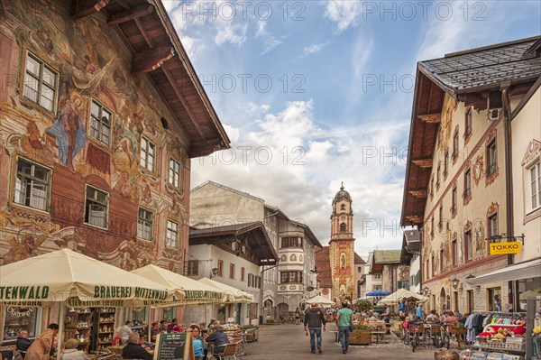 Obermarkt, historic houses with Lueftlmalerei, shops, pedestrian zone, St Peter and Paul church at the back, Mittenwald, Bavaria