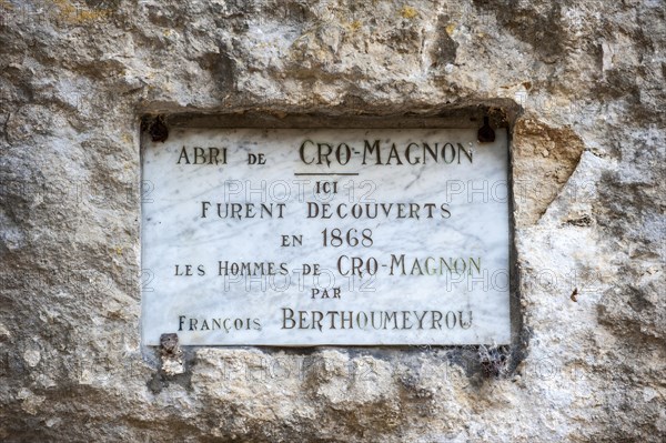 Plaque commemorating the discovery of Cro Magnon man in 1868 by Francois Berthoumeyrou at the Abri de Cro-Magnon, Les Eyzies-de-Tayac-Sireuil, Dordogne, Aquitaine, France, Europe