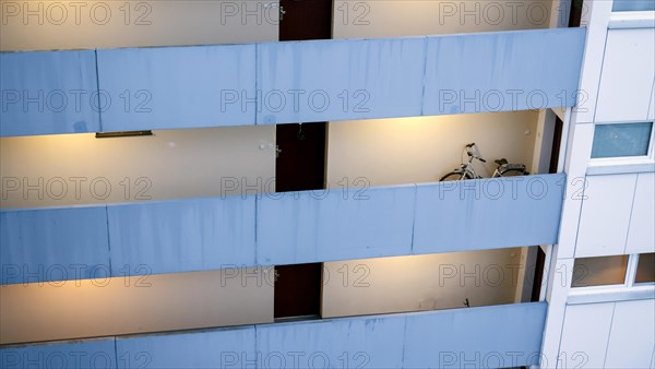 A bicycle stands in an open hallway in a tower block in Gropiusstadt. The rise in rents in German cities has increased again in the past year, Berlin, 16.01.2023