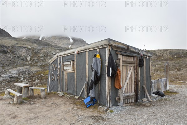 Texas Bar, old fur trapper cabin at Worsleyhamna, Liefdefjorden, Liefdefjord, Svalbard, Spitsbergen, Norway, Europe