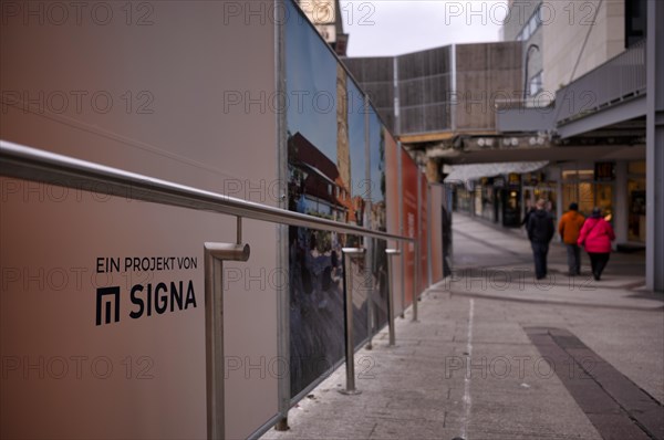 Construction site, controversial building project of Rene Benko's insolvent company Signa, logo, ongoing insolvency proceedings, ZWEIHOCHFUeNF agency, former Galeria Kaufhof, Koenigsstrasse, Schulstrasse, Stuttgart, Baden-Wuerttemberg, Germany, Europe