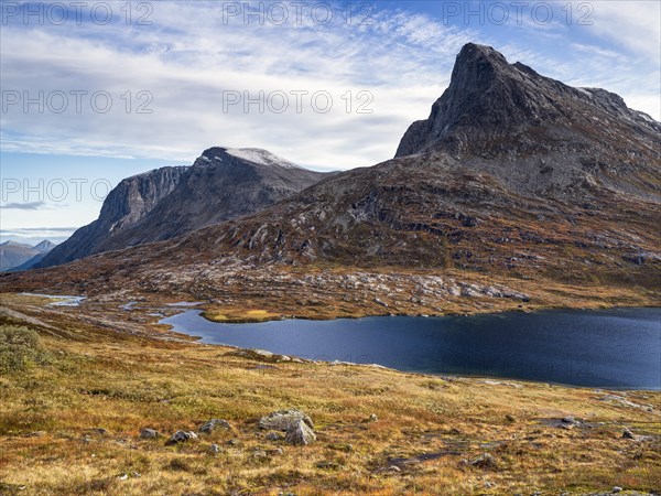 Stigbotthornet and Alnesvatnet in autumn, Anlesdalen, Reinheimen National Park, More og Romsdal, Norway, Europe