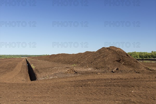 Peat extraction at Totes Moor, Tote Moor, raised bog near Neustadt am Ruebenberge, district of Hannover, Lower Saxony, Niedersachsen, Germany, Europe