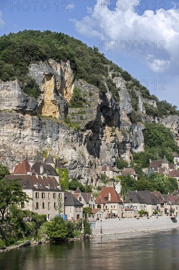 The medieval village La Roque-Gageac and the Dordogne River, Perigord, Aquitaine, France, Europe