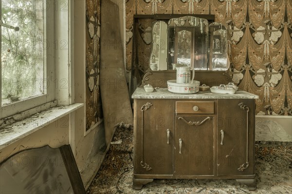 An old dressing table and mirror in an abandoned, dusty room, Maison Limmi, Lost Place, Kalken, Laarne, Province of East Flanders, Belgium, Europe