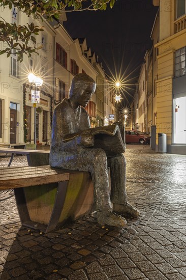 Bronze statue, newspaper reader, bronze sculpture by Pieter Sohl, Hauptstrasse, Bismarckplatz, Heidelberg, Baden-Wuerttemberg, Germany, Europe