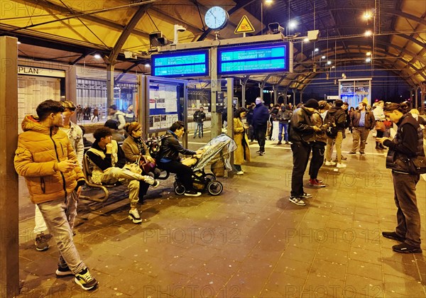 People waiting for the train on the platform in the evening, Central Station, Krefeld, North Rhine-Westphalia, Germany, Europe
