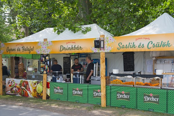 Food stalls with gyros and falafel, outdoor drink bar surrounded by trees, Tata, Totis, Lake Oereg, Komarom-Esztergom, Central Transdanubia, Hungary, Europe