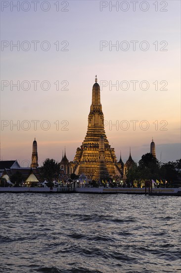 Wat Arun, Temple of Dawn, illuminated in the evening, Bangkok, Thailand, Asia