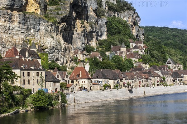 The medieval village La Roque-Gageac and the Dordogne River, Perigord, Aquitaine, France, Europe