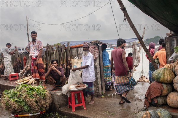 Traders at the Sadarghat jetty on the Buriganga River, Dhaka, Bangladesh, Asia