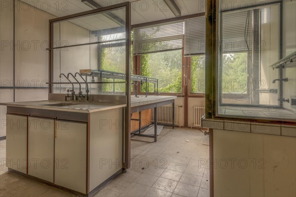 Abandoned lab bench with a view of the greenery outside through windows with blinds, Biotech, abandoned university, Lost Place, Sint-Genesius-Rode, Belgium, Europe