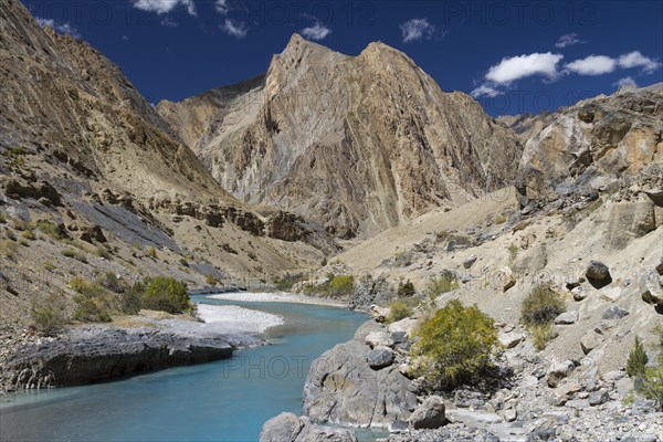 Tsarab River, cutting across the Zanskar Range of the Himalayas in Ladakh, seen on a clear, blue-sky day, late in the summer, when glacier rivers like this one slow down, carry less sediment and become turquoise blue. Kargil District, Union Territory of Ladakh, India, Asia