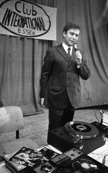 DEU, Germany, Dortmund: Personalities from politics, business and culture from the years 1965-71, Essen. Club International. DJ ca. 1965 MR ja!, Europe