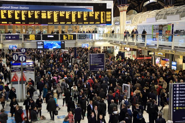 Concourse crowded with passengers at Liverpool Street station, London, England, UK