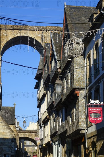 Old houses in Rue Ange de Guernisac, behind the viaduct of the Paris-Brest railway line, Morlaix Montroulez, Finistere Penn Ar Bed department, Bretagne Breizh region, France, Europe