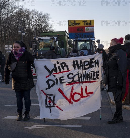 Germany, Berlin, 08.01.2024, Protest by farmers in front of the Brandenburg Gate, nationwide protest week against the policies of the traffic light government and cuts for agricultural businesses, Lieber Tod als Sklave, Wir haben die Schnauze voll (Ampel), Europe