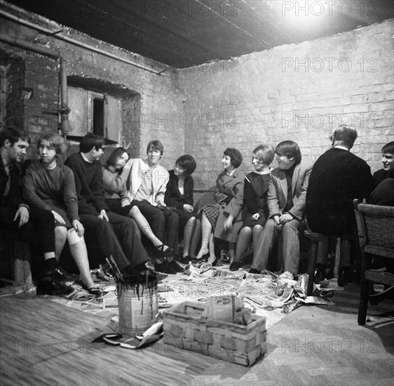 DEU, Germany, Dortmund: Personalities from politics, business and culture from the years 1965-71. Essen. Young people renovate cellar for 1965 party, Europe