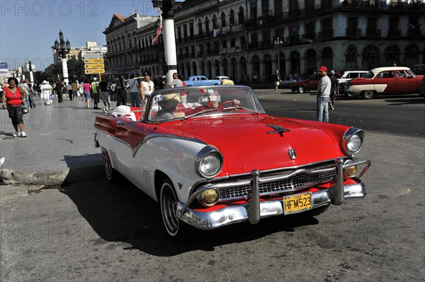 Ford convertible, open-top vintage car from the 1950s in the centre of Havana, Centro Habana, Cuba, Greater Antilles, Caribbean, Central America