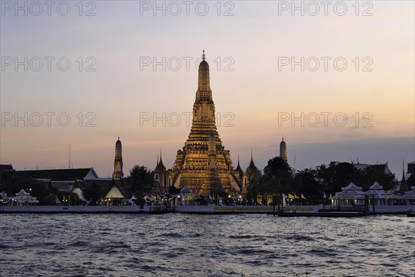 Wat Arun, Temple of Dawn, illuminated in the evening, Bangkok, Thailand, Asia