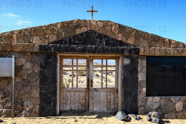 Old gate cemetery gate cemetery door behind it old silted up historic cemetery from the 1950s with several graves marked by stones from the abandoned village of Cofete on the west coast of the Jandia peninsula, Cofete, Jandia, Fuerteventura, Canary Islands, Canary Islands, Spain, Europe