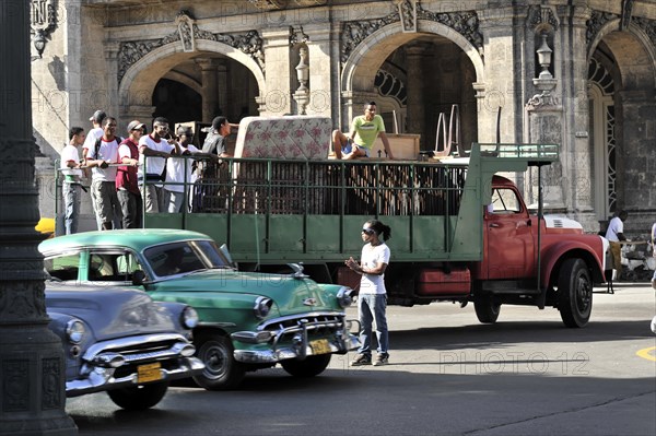 Vintage car from the 1950s in the centre of Havana, Centro Habana, Cuba, Greater Antilles, Caribbean, Central America, America, Central America