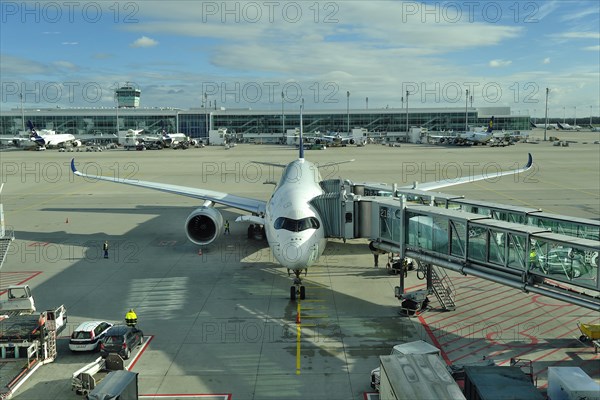 Airbus A 350 900 Singapore Airline at the gate of Terminal 2 Munich Airport Franz Josef Strauss, Munich, Bavaria, Germany, Europe