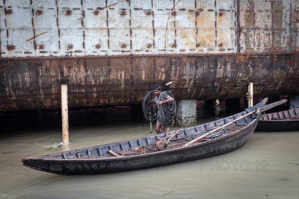 Shipyard workers scrapping a ship, Dockyards, Dhaka, Bangladesh, Asia